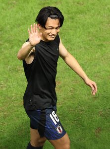 キリンチャレンジカップ2025　日本対パラグアイ　サポーターの歓声に笑顔で手を振る上田(撮影･上田博志)