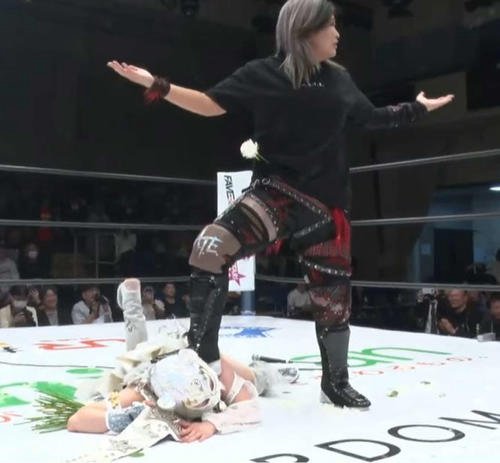 小波に花束で殴られ、足で踏みつけられるスターライト･キッド(スターダム公式YouTubeから)