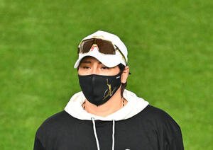 日本ハム対オリックス　試合前練習を見守る日本ハム新庄監督(撮影･滝沢徹郎)