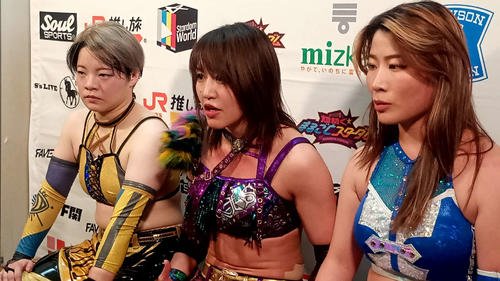 IWGP女子王座奪回を誓った朱里(中央)、左は八神蘭奈、右は妃南