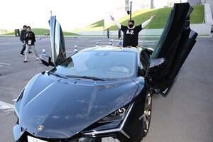 ランボルギーニ･レヴェルトで球場入りをした日本ハムの新庄剛志監督=2025年10月11日午前9時34分、エスコンフィールド北海道、加藤丈朗撮影