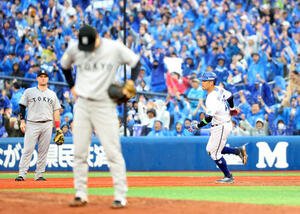 DeNA対巨人　6回裏DeNA1死、筒香(右)は左ソロ本塁打を放ち一塁を回る。手前は山崎(撮影･浅見桂子)