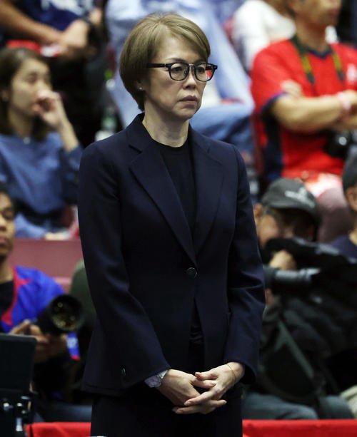 NEC川崎対SAGA久光　試合前、選手のウォーミングアップを見守るSAGA久光中田久美監督(撮影･山本朝陽)