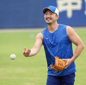 明るい表情でキャッチボールをする藤嶋(撮影･森本幸一)