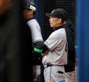 DeNA対巨人　ベンチで腕組みし試合を見つめる巨人阿部監督(撮影･浅見桂子)
