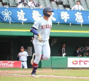 関大対近大　近大の阪上が四球を選ぶ(撮影･林亮佑)