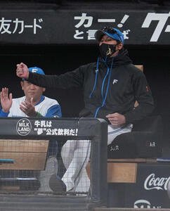日本ハム対オリックス　オリックスを下しガッツポーズをする日本ハム新庄監督(中央)(撮影･井上学)