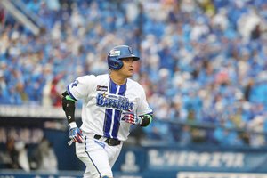 二回裏DeNA無死、先制の本塁打を放った筒香嘉智=竹花徹朗撮影