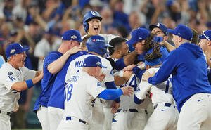 フィリーズにサヨナラ勝ちしリーグチャンピンシップに進出を決め、歓喜の輪で跳びはねる大谷(後方)らドジャースナイン(25年10月9日)