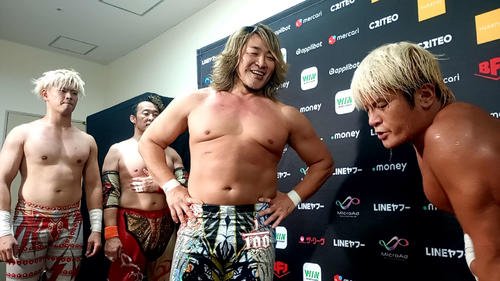 試合後、拳王(右端)に声をかけた棚橋弘至(右から2人目)それを見守る清宮海斗(左端)と丸藤正道