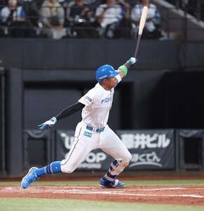 日本ハム対オリックス　2回裏日本ハム1死三塁、左前適時打を放つ万波(撮影･黒川智章)