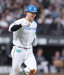 日本ハム対オリックス　4回裏日本ハム2死、左越え本塁打を放ちガッツポーズの郡司(撮影･黒川智章)