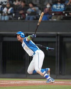 日本ハム対オリックス　2回裏日本ハム1死三塁、左前に適時打を放つ万波(撮影･井上学)