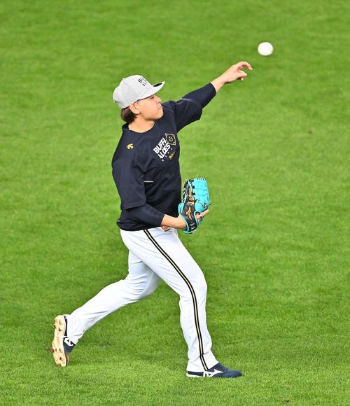 日本ハム対オリックス　試合前練習で調整するオリックス宮城(撮影･滝沢徹郎)