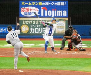 DeNA対巨人　6回裏DeNA1死、ソロ本塁打を放つ筒香。投手山崎(撮影･江口和貴)