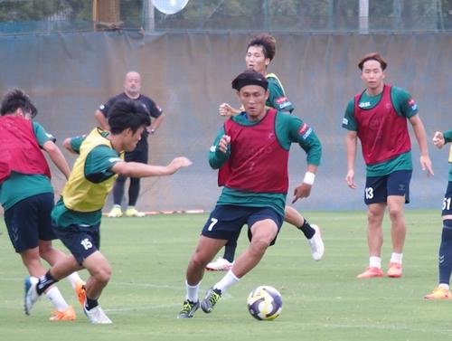 練習でドリブルするG大阪FW宇佐美