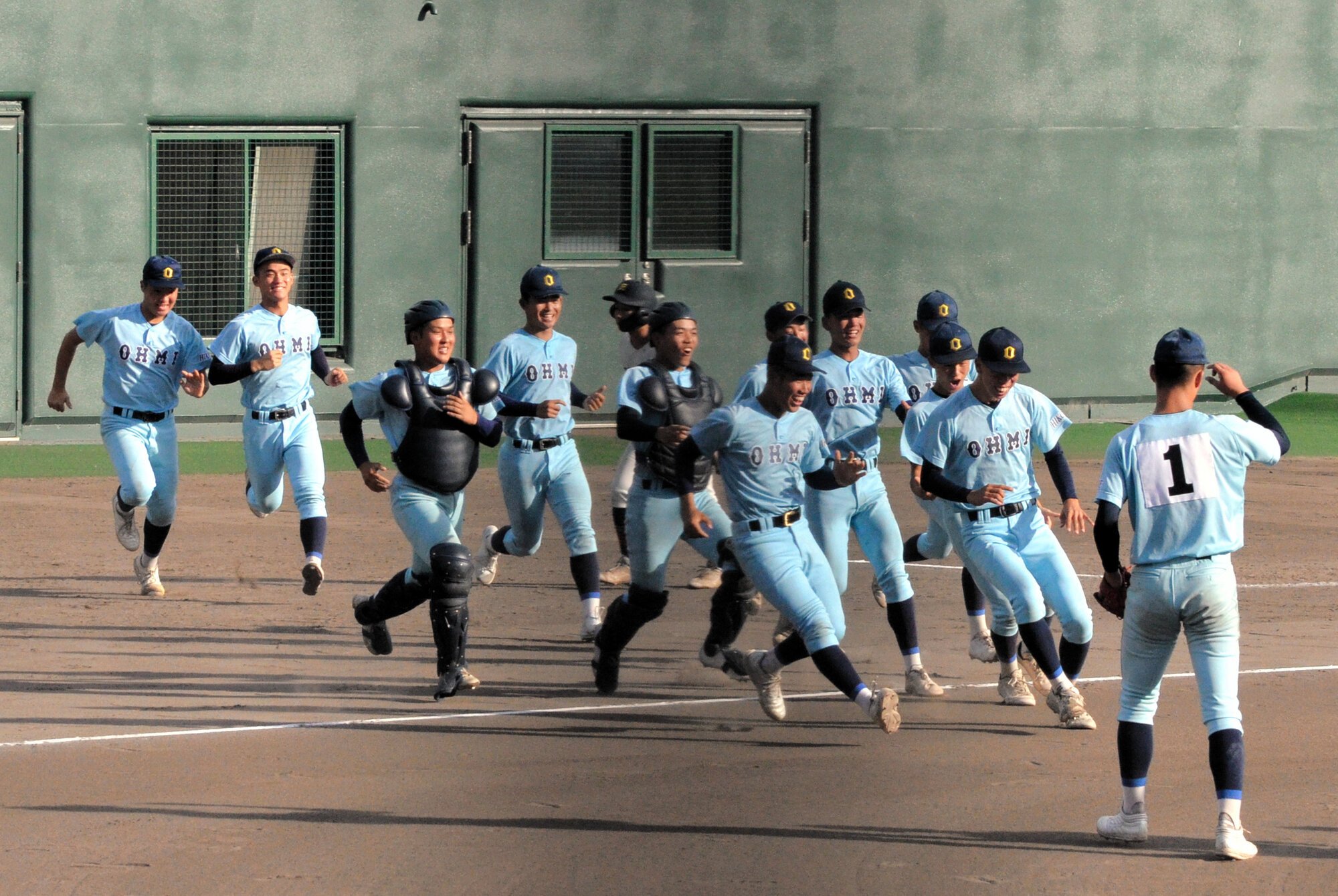 優勝を決めて喜ぶ近江の選手たち=2025年10月11日午後3時26分、皇子山、仲程雄平撮影