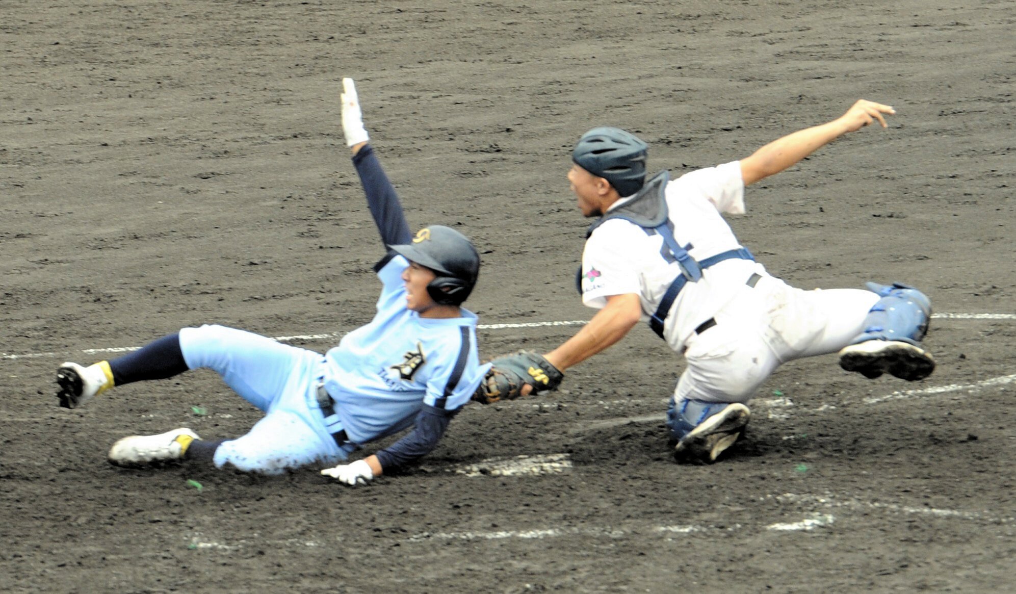 長野日大―高岡第一　四回裏高岡第一　内野ゴロで三走野口が捕手林のタッチをかいくぐって生還=魚津桃山運動公園野球場、志賀英樹撮影