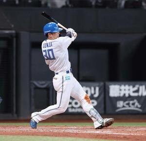 日本ハム対オリックス　4回裏日本ハム2死、左越え本塁打を放つ郡司(撮影･黒川智章)