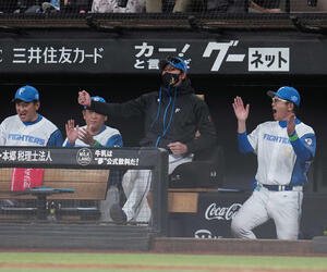 日本ハム対オリックス　オリックスを下しガッツポーズをする日本ハム新庄監督(中央)(撮影･井上学)