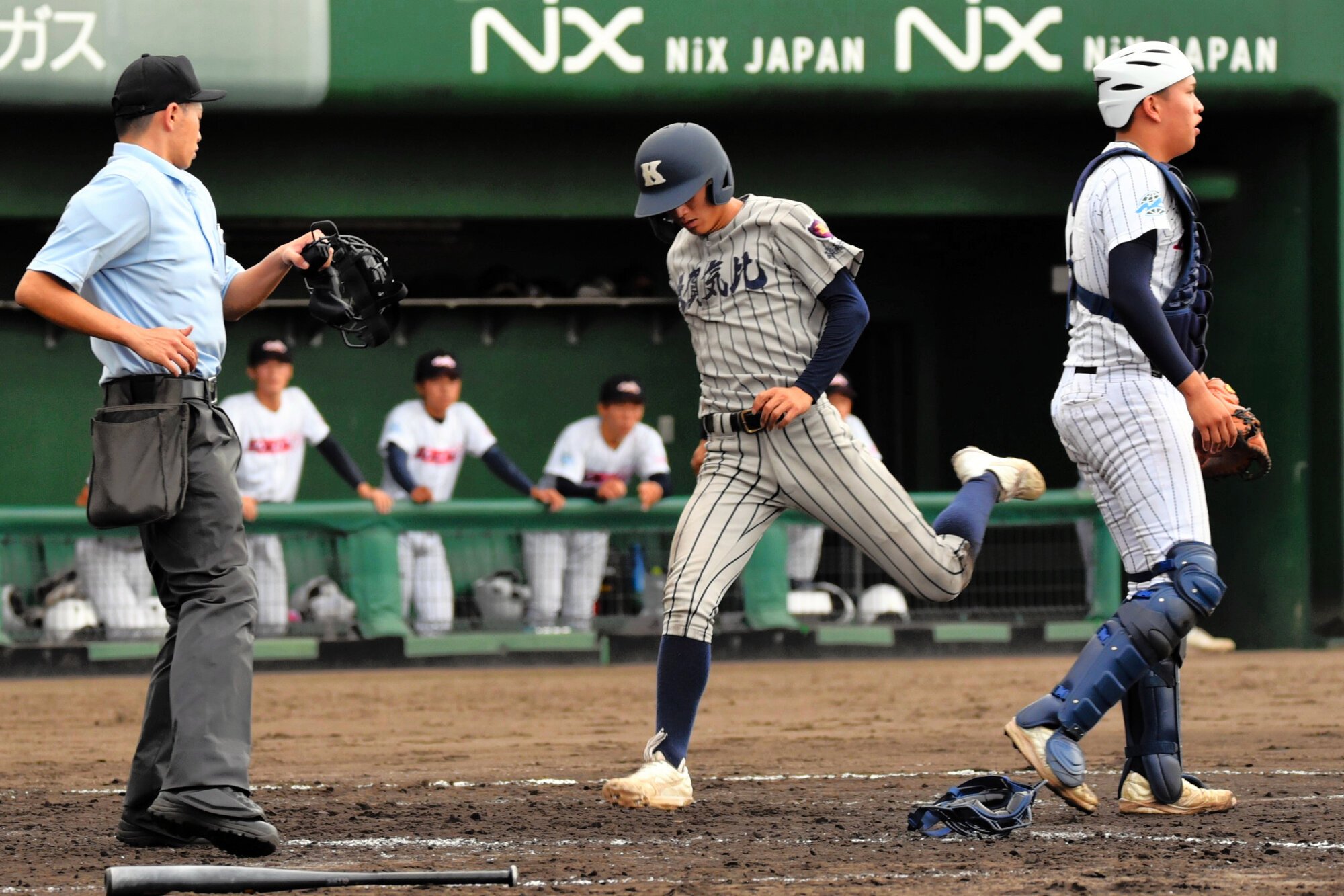 松本国際―敦賀気比　九回敦賀気比、村雲の適時打で二塁走者の長谷川が生還し、同点に追いつく。捕手立花=2025年10月11日、高岡西部、鎌内勇樹撮影