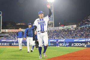 DeNA対巨人　勝利しファンに手を振るDeNA筒香(撮影･宮地輝)