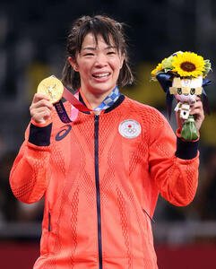 女子57キロ級で金メダルの川井梨は笑顔を見せる(2021年8月5日撮影)