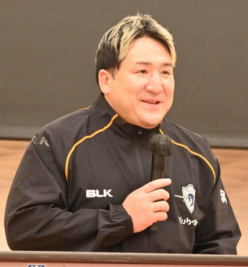 東京ベイの入団会見に臨む安江(撮影･飯岡大暉)