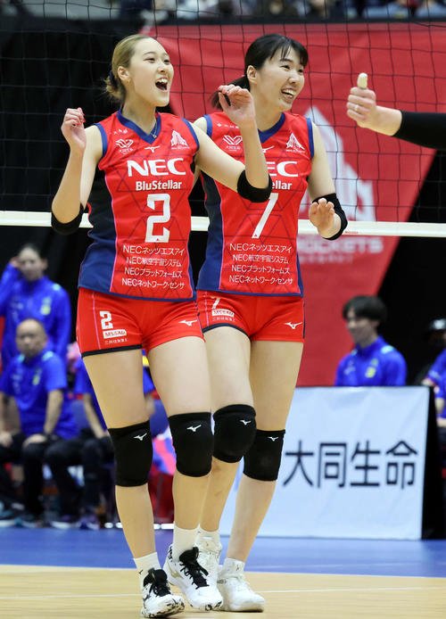 NEC川崎対SAGA久光　第3セット　ポイントを奪い喜ぶNEC川崎佐藤(左)と甲(撮影･山本朝陽)