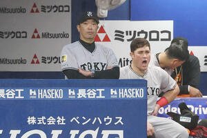DeNA対巨人　ベンチで厳しい表情の巨人阿部監督(撮影･宮地輝)