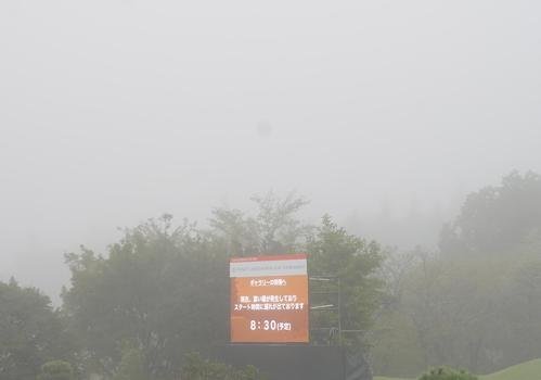 スタンレーレディス　最終日　濃霧による視界不良でスタート開始が遅れることを知らせるビジョン(撮影･垰建太)