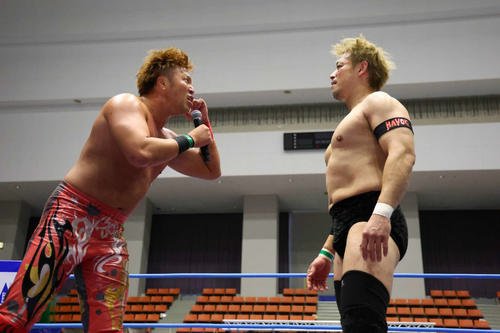 宮原健斗(左)と対峙した潮崎豪(全日本プロレス公式サイトから)