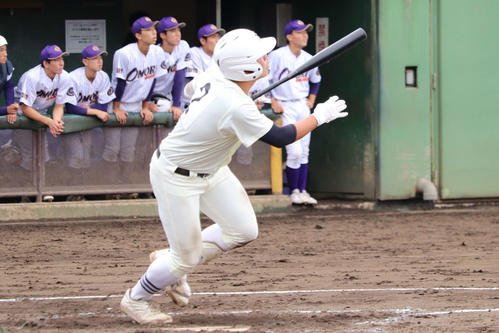 3回、左越えソロ本塁打を放つ、日大三の田中(撮影･保坂淑子)