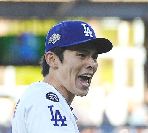投球の合間に叫ぶドジャース佐々木朗希(2025年10月9日撮影)