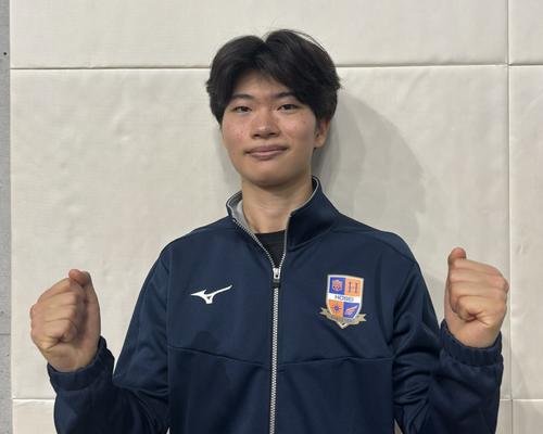 ポーズを取り、写真に納まる吉岡希(撮影･勝部晃多)