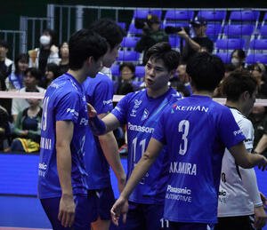 コート内に集まる大阪ブルテオンの選手(撮影･竹本穂乃加)