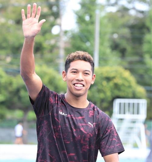 高校生に指導する陸上男子短距離のサニブラウン(撮影･藤塚大輔)