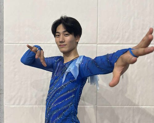 ポーズを取り、写真に納まる戸田(撮影･勝部晃多)
