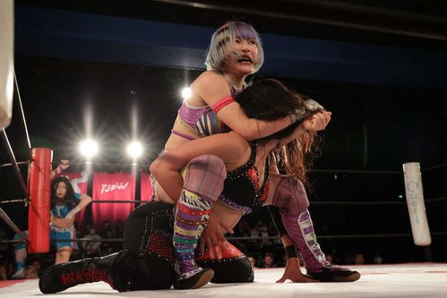 インター王者遠藤有栖は前哨戦で挑戦者のアリス･クロウリーをキャメルクラッチで痛めつけた