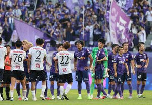 広島対横浜FC　横浜FCに勝利した広島イレブン(撮影･加藤孝規)