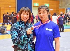 大会後に2人で記念撮影する金城(左)と恒村