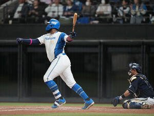 日本ハム対オリックス　8回裏日本ハム2死一、二塁、2点適時打を放すレイエス(撮影･井上学)