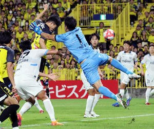 柏対川崎F　後半、ヘディングでゴールを決める柏細谷(後方左)(撮影･山本朝陽)