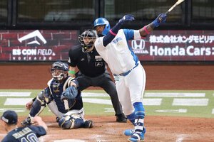 八回裏日本ハム2死一、二塁、レイエスは逆転適時打を放つ=加藤丈朗撮影