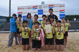 ｢SANNO CUP2025｣で初優勝したファイターズJVCIチームのメンバーはガッツポーズ