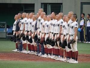 大阪桐蔭対近大付　優勝した大阪桐蔭ナインが校歌を歌う(撮影･林亮佑)