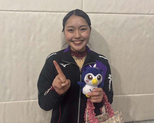 ポーズを取り、写真に納まる江川(撮影･勝部晃多)