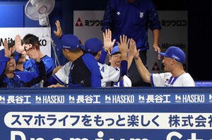 DeNA対巨人　11回裏DeNA2死一、三塁、蝦名がサヨナラ適時打を放ちハイタッチで喜ぶ三浦監督(奥)ら(撮影･浅見桂子)