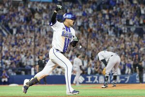 DeNA対巨人　11回裏DeNA2死一、三塁、サヨナラ適時打を放つ蝦名(撮影･宮地輝)