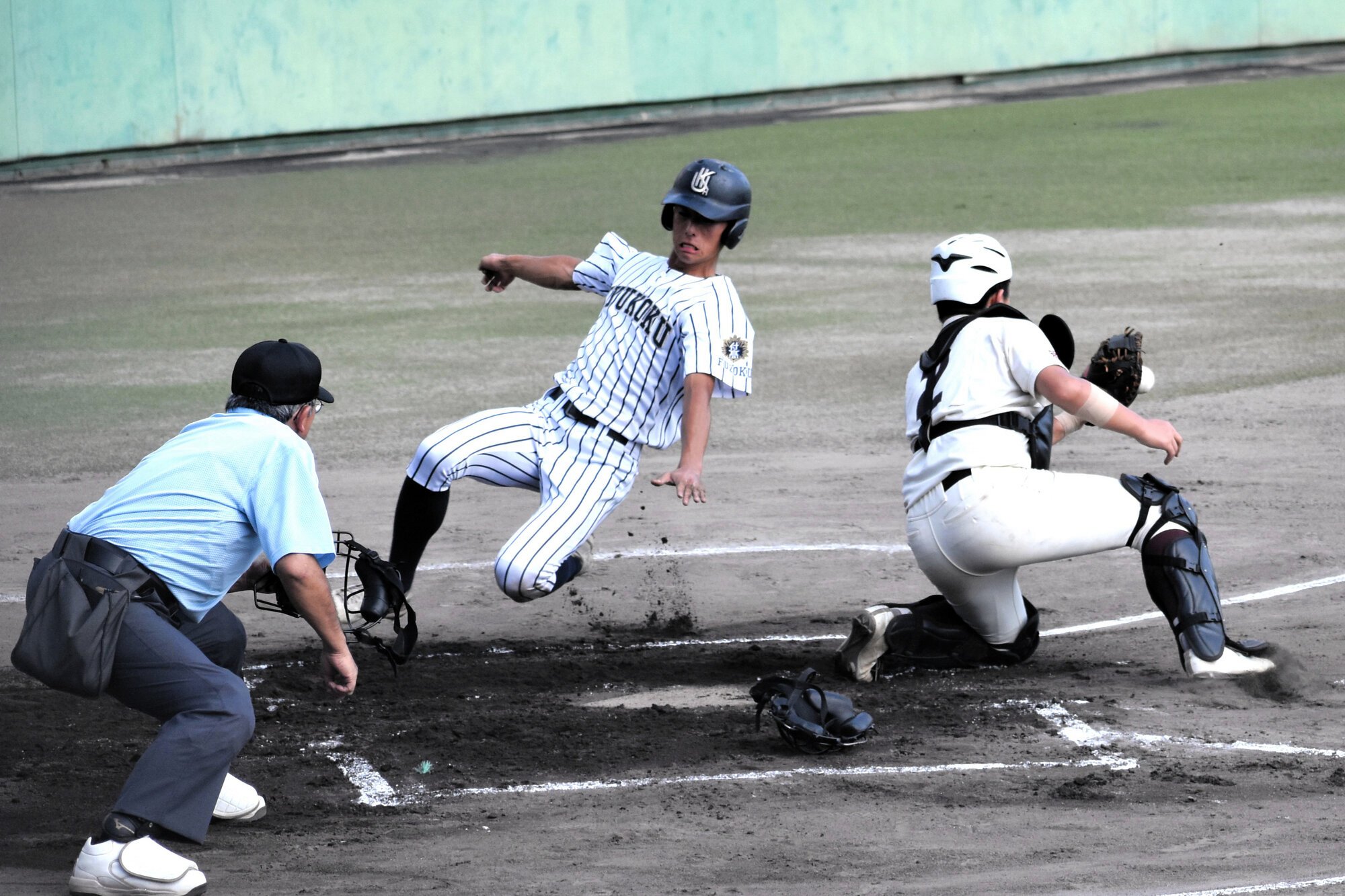 福岡大大濠―九州国際大付　一回裏九州国際大付1死一、二塁、城野の中前適時打で二塁走者･平間が生還=2025年10月12日午後1時24分、久留米市、波多野大介撮影